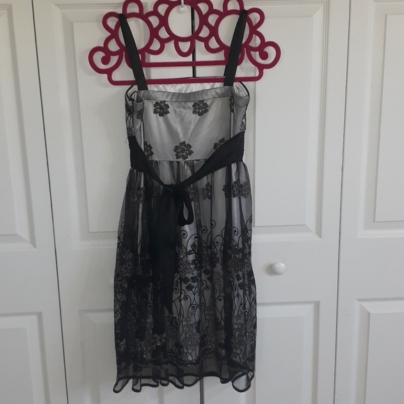 Black and white flower dress - Picture 2 of 4